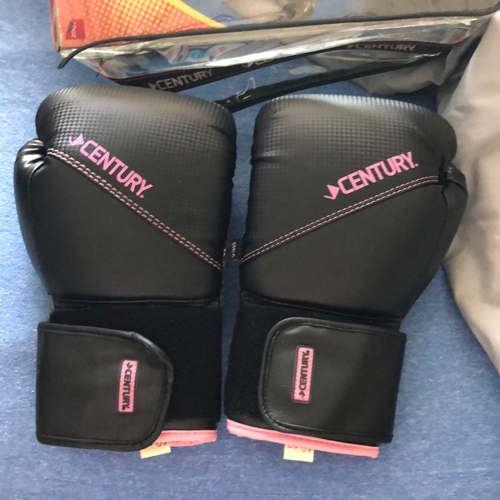 Century women’s wrist wrap boxing gloves ⁉️